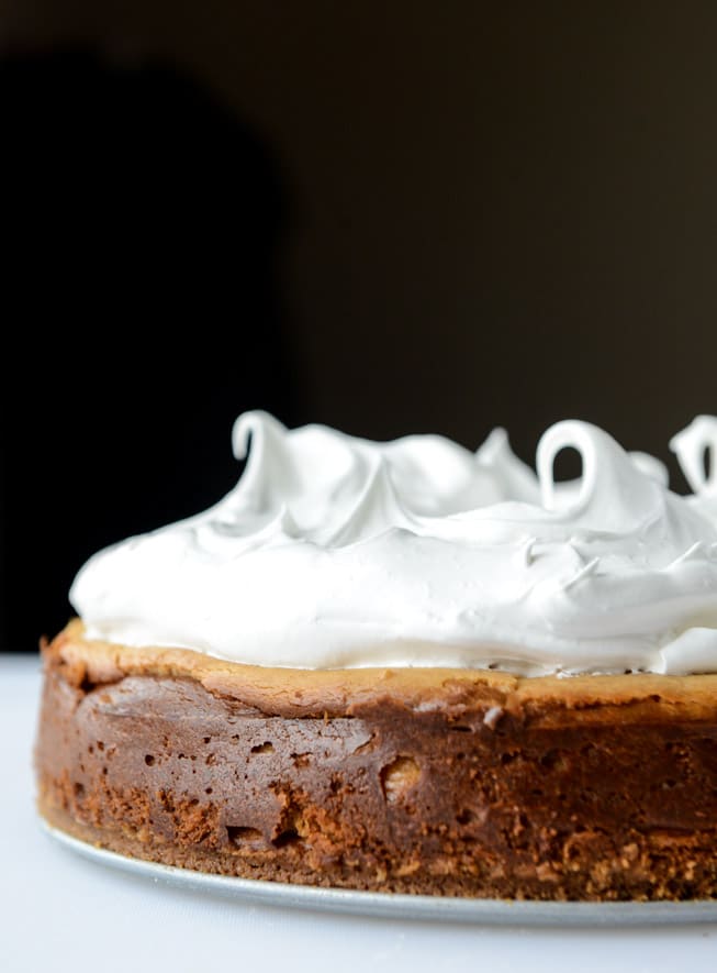 peanut butter cheesecake with whipped marshmallow and bananas I howsweeteats.com