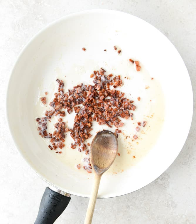 how to make caramelized shallot bacon gravy I howsweeteats.com