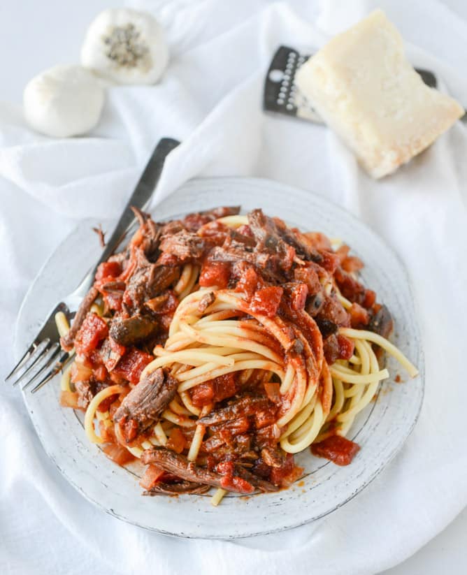 Slow Cooker Short Rib Sauce with Bucatini I howsweeteats.com