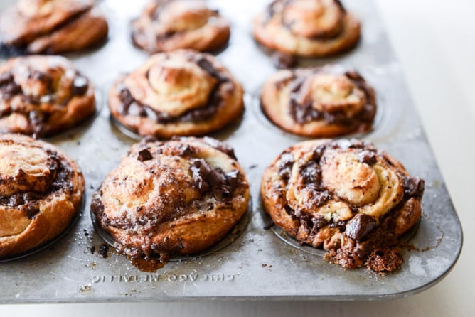 chocolate cinnamon babka muffins I howsweeteats.com