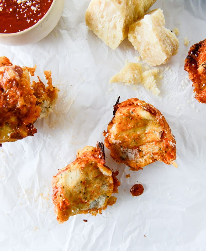 pepperoni pizza pull apart breads I howsweeteats.com