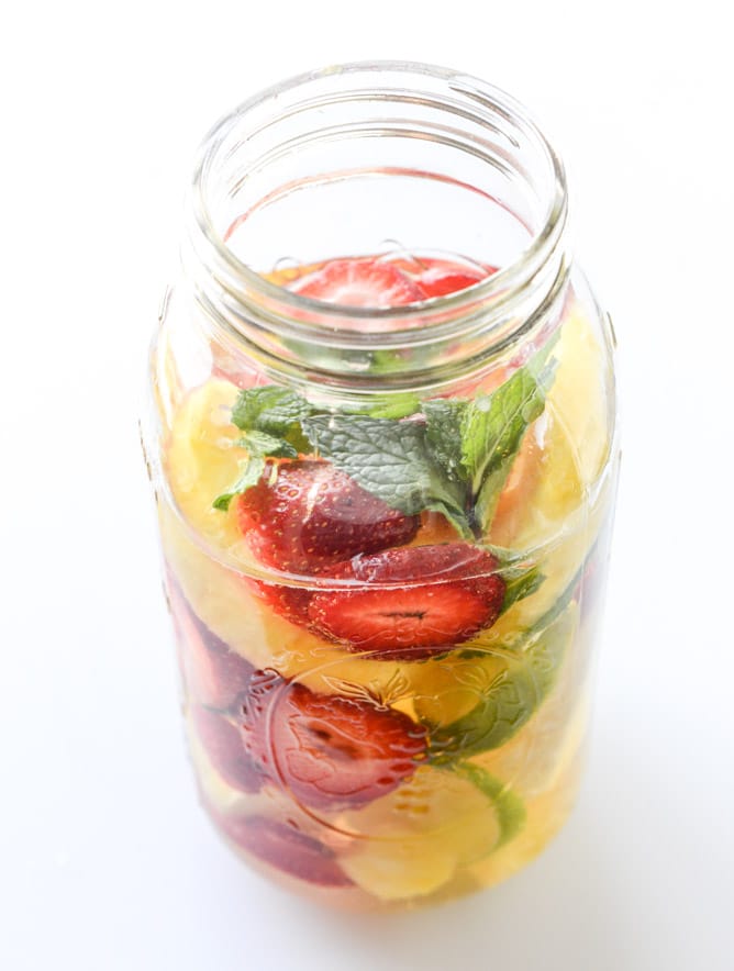 pineapple sangria I howsweeteats.com