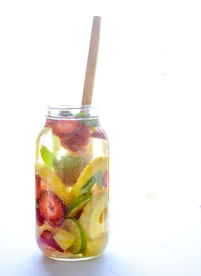pineapple sangria I howsweeteats.com