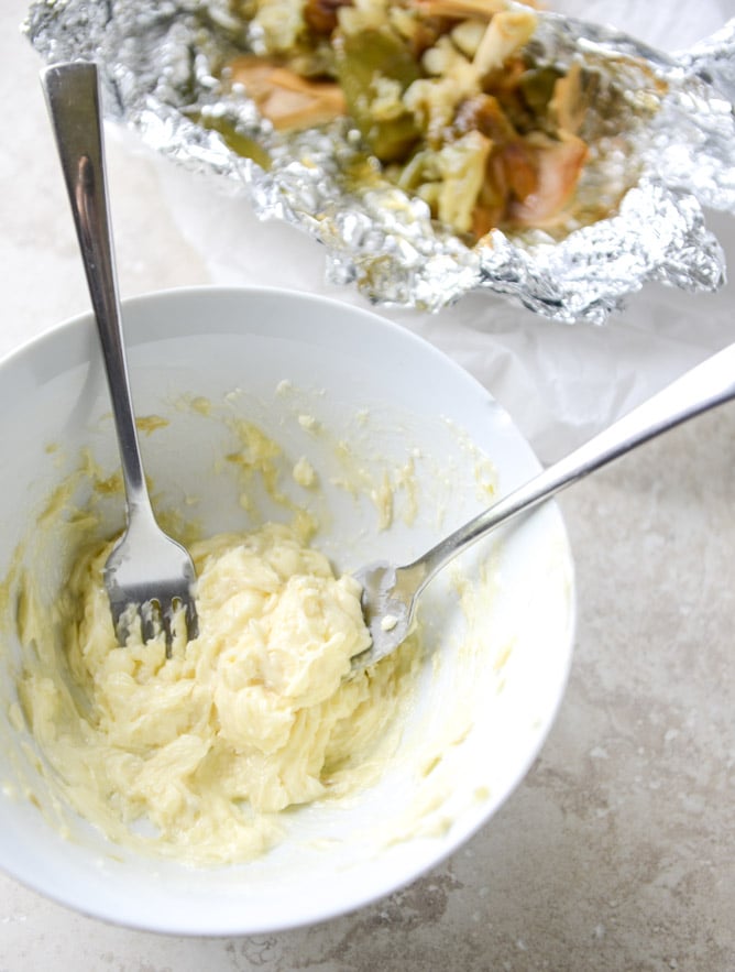 roasted garlic butter bucatini with burst tomatoes I howsweeteats.com