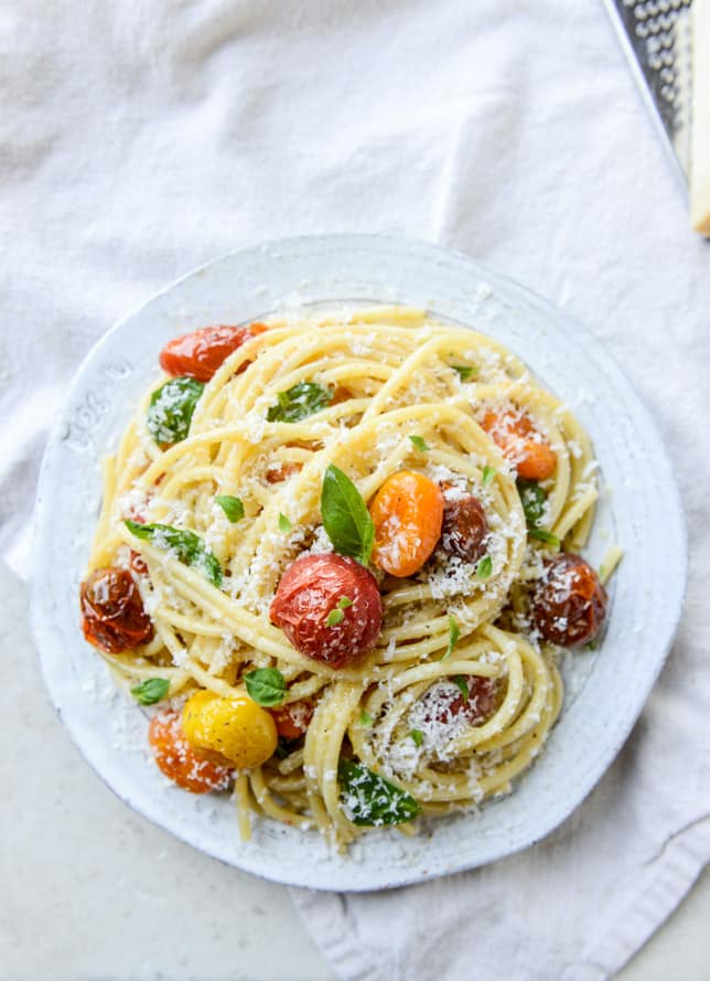 roasted garlic butter bucatini with burst tomatoes I howsweeteats.com