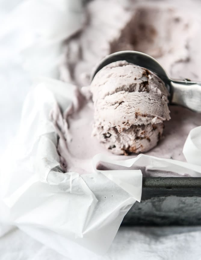 NO CHURN blackberry chip ice cream I howsweeteats.com