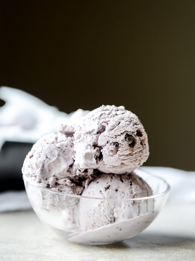 NO CHURN blackberry chip ice cream I howsweeteats.com