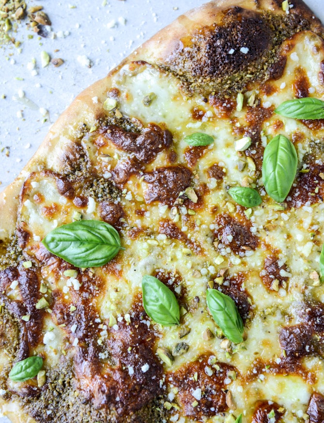 pistachio pesto pizza with fresh mozzarella and honey I howsweeteats.com