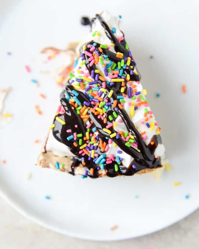 coffee ice cream sundae pie with a macaroon crust I howsweeteats.com