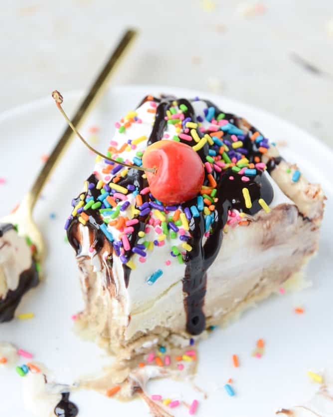 coffee ice cream sundae pie with a macaroon crust I howsweeteats.com