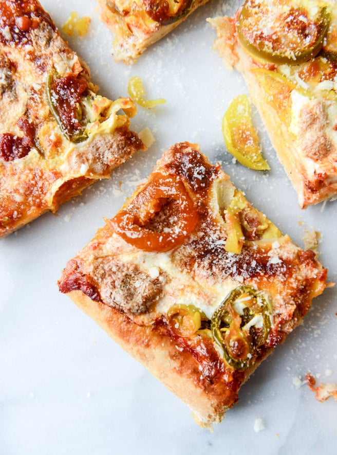 hot and sweet triple pepper pizza I howsweeteats.com