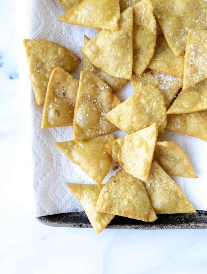 roasted green chile queso cheese dip I howsweeteats.com