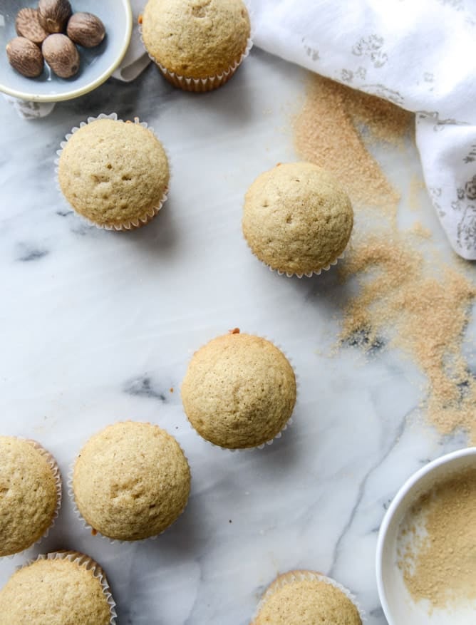 chai cupcakes with brown butter chai icing and crunchy sugar sprinkle I howsweeteats.com