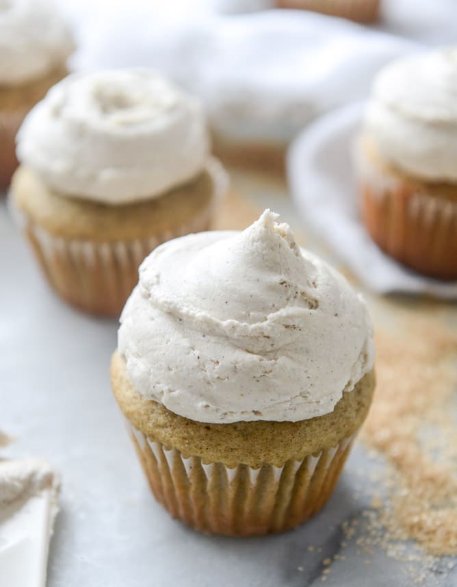 chai cupcakes with brown butter chai icing and crunchy sugar sprinkle I howsweeteats.com