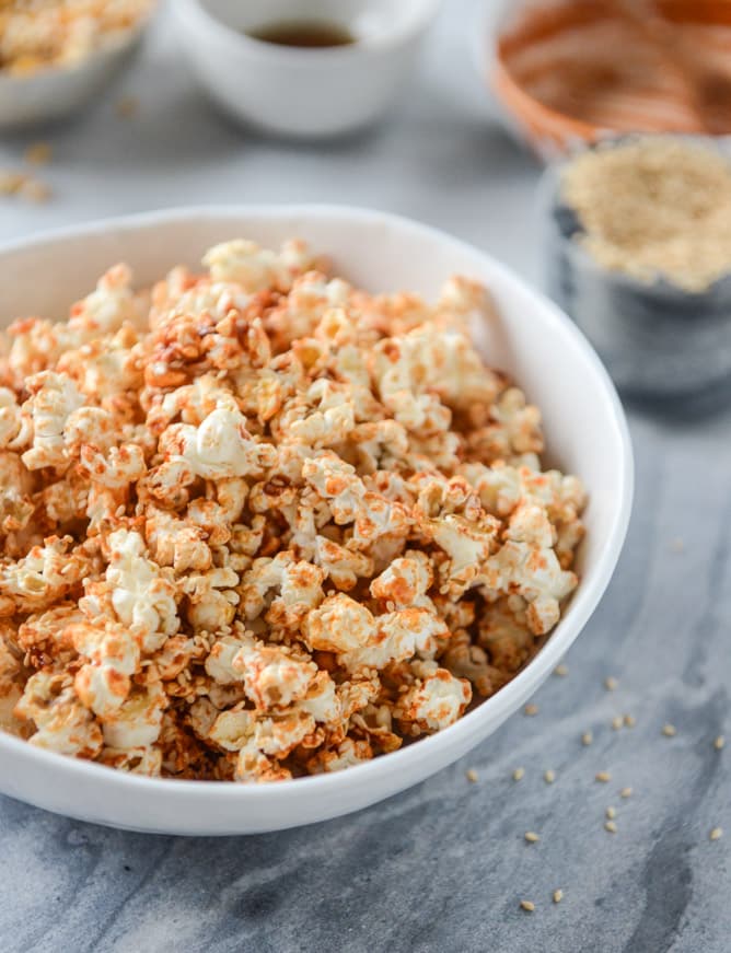 brown sugar sriracha sesame popcorn I howsweeteats.com
