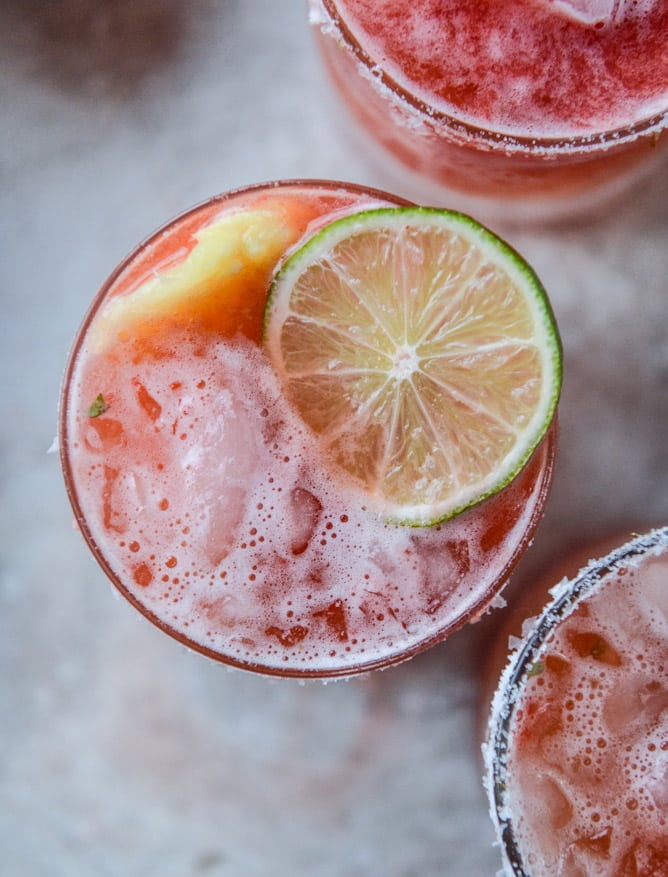 strawberry bottomed pineapple margaritas I howsweeteats.com
