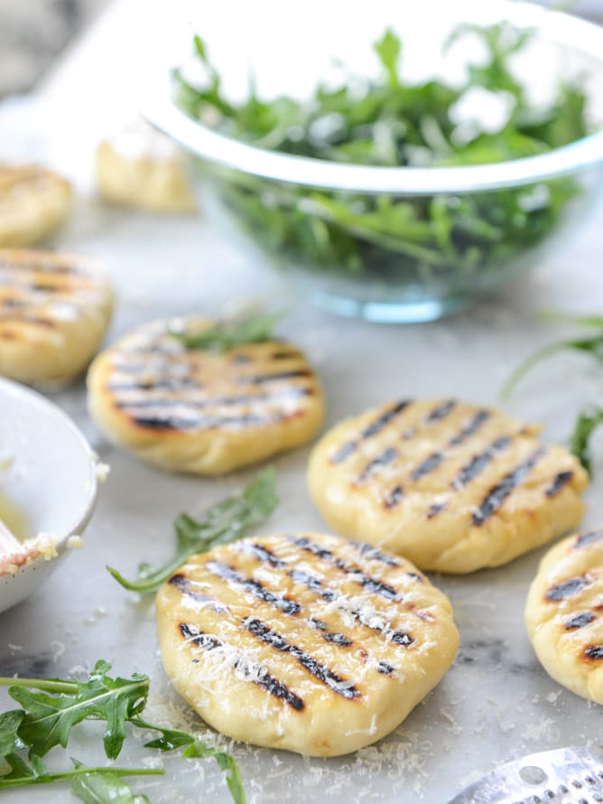 charred tomato and garlic butter mini pizzas I howsweeteats.com