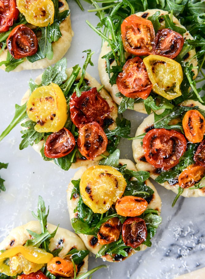 charred tomato and garlic butter mini pizzas I howsweeteats.com