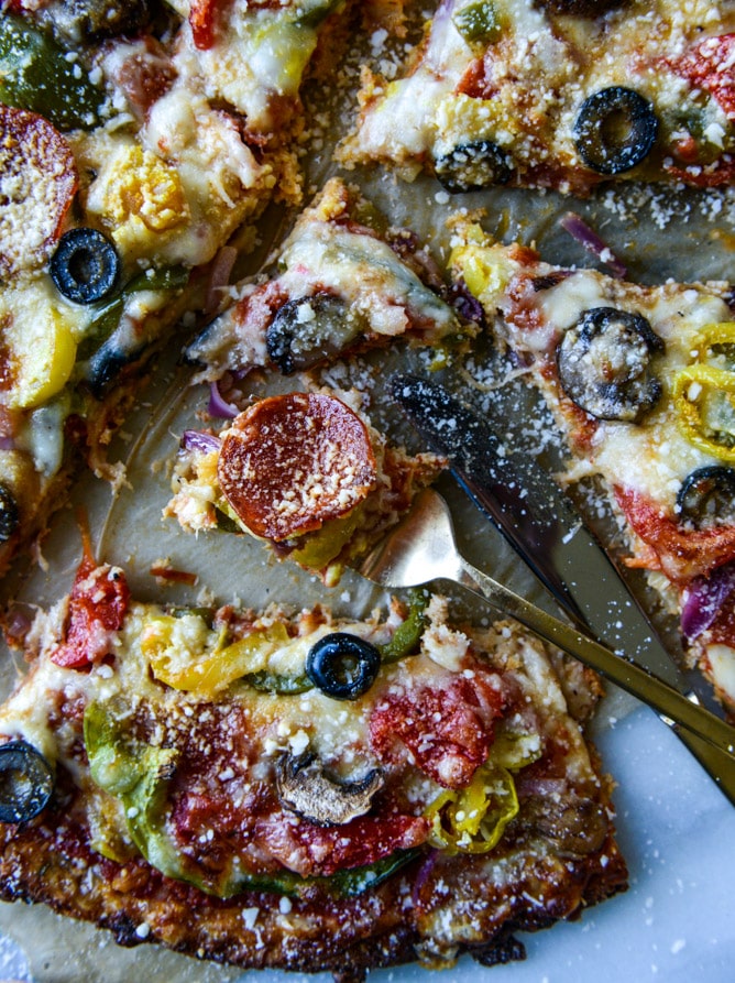 cauliflower crust pizza supreme I howsweeteats.com