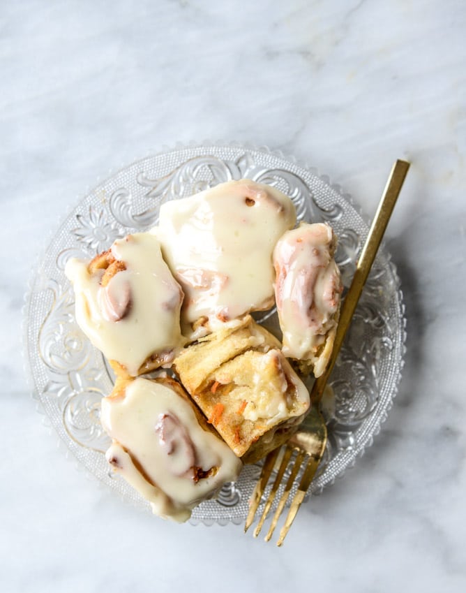 carrot cake cinnamon rolls with mascarpone icing I howsweeteats.com