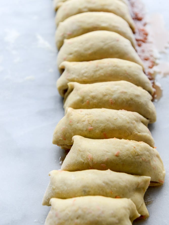 carrot cake cinnamon rolls with mascarpone icing I howsweeteats.com