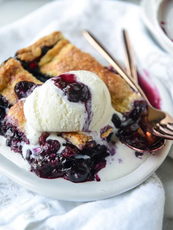 easy cinnamon blueberry slab pie I howsweeteats.com