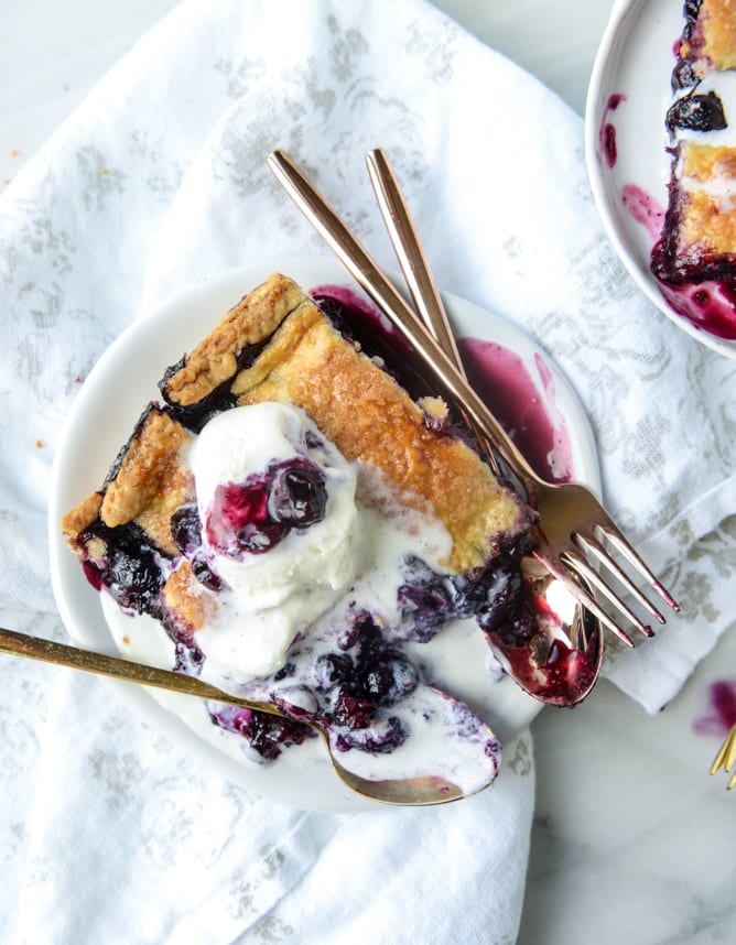 easy cinnamon blueberry slab pie I howsweeteats.com