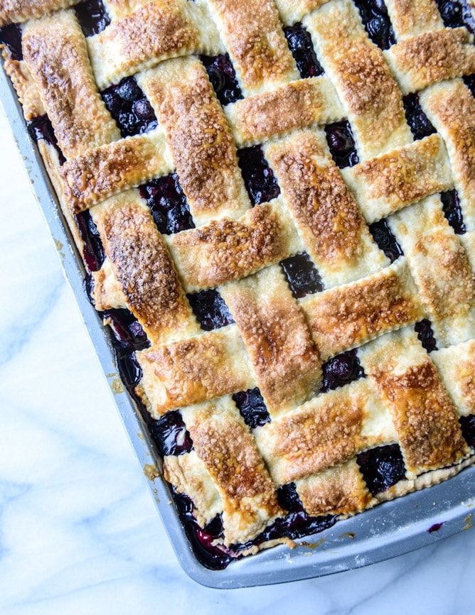 easy cinnamon blueberry slab pie I howsweeteats.com