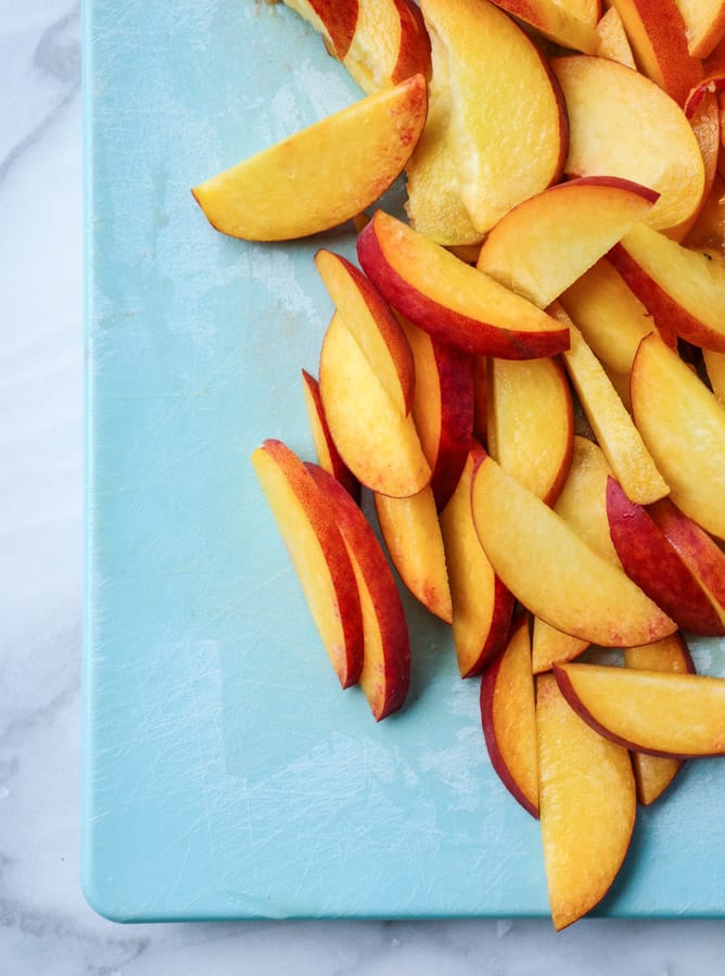 fresh peach gin and tonic I howsweeteats.com