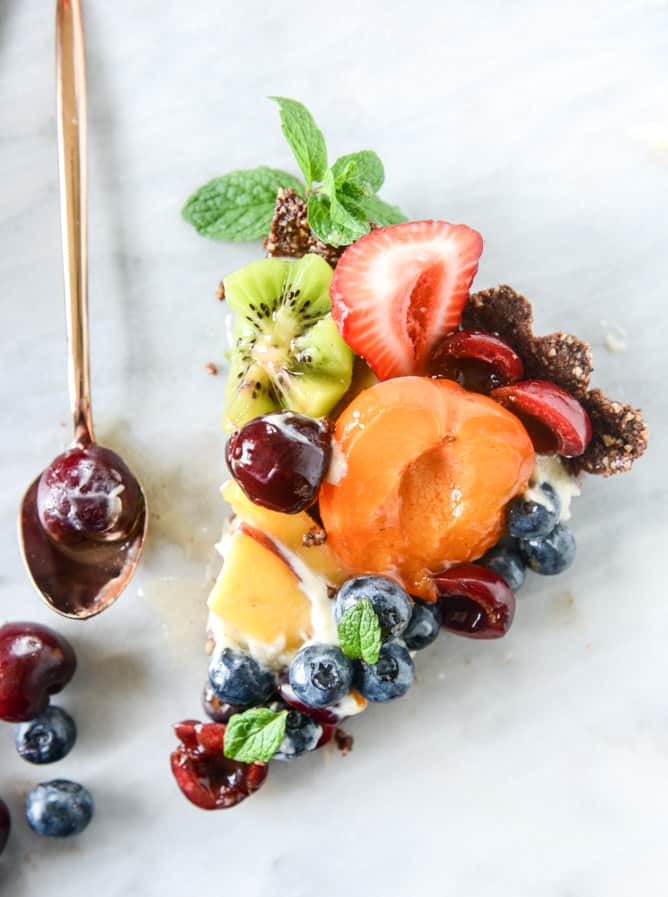 summer fruit tart with chocolate coconut cashew crust I howsweeteats.com