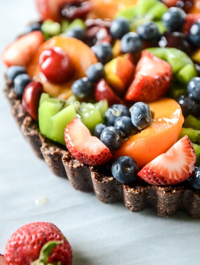 summer fruit tart with chocolate coconut cashew crust I howsweeteats.com