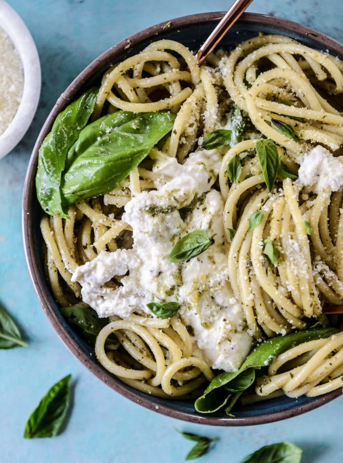 pesto pasta with burrata I howsweeteats.com