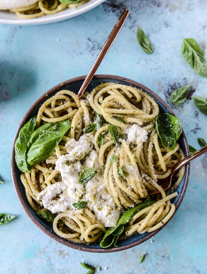 pesto pasta with burrata I howsweeteats.com