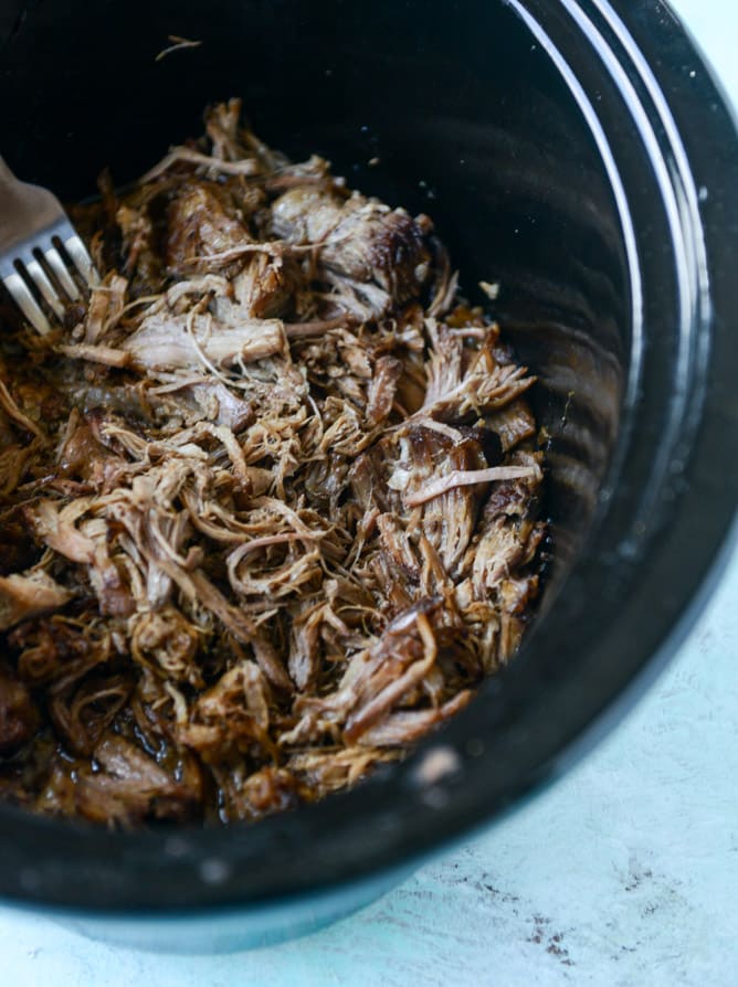 kalua pork sliders with mango blueberry salsa I howsweeteats.com