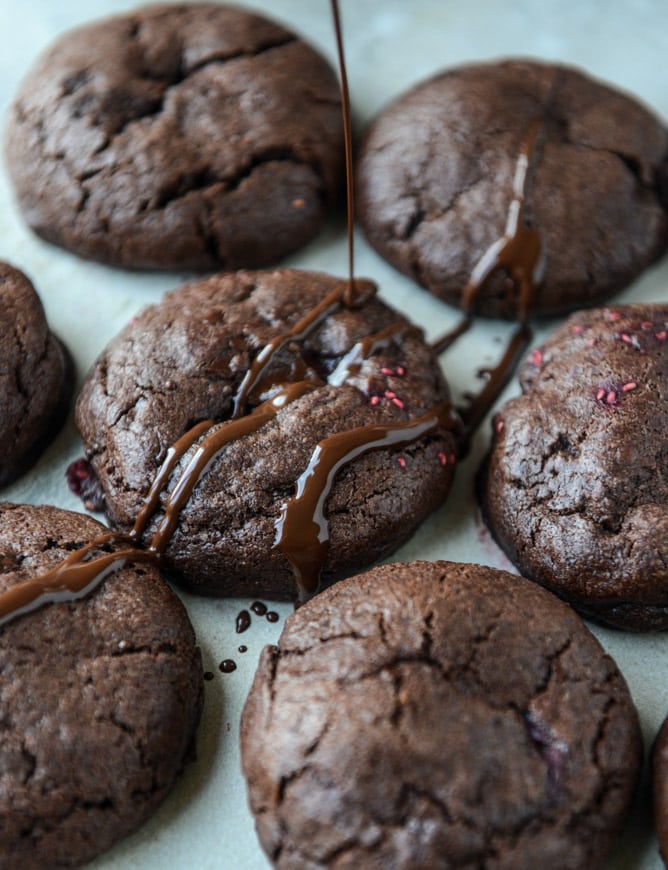 double chocolate chunk raspberry stuffed cookies by @howsweeteats I howsweeteats.com