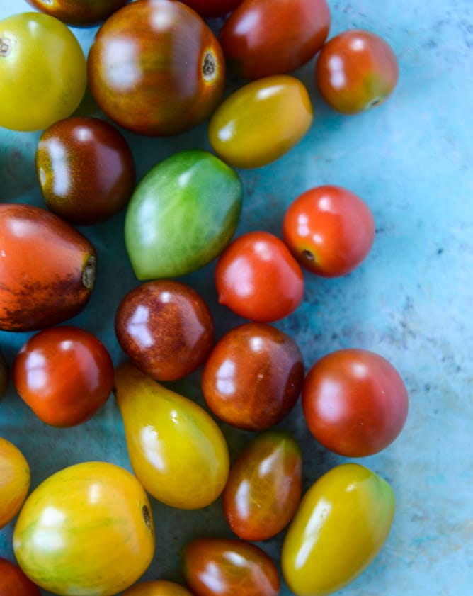 marinated tomato peach salad with herb butter toast I howsweeteats.com