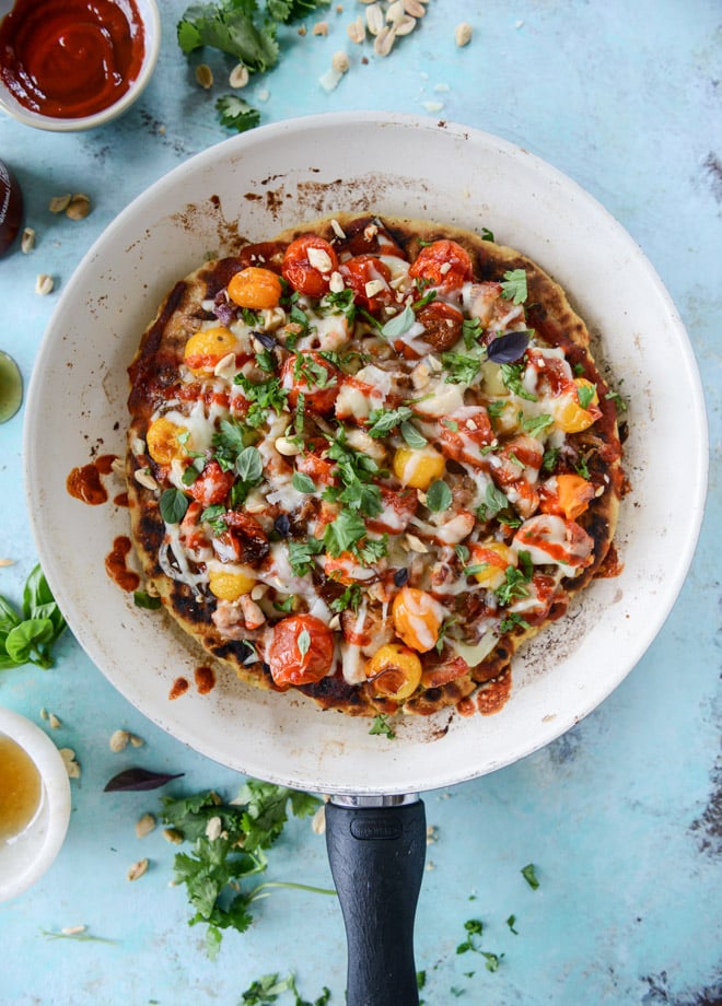 honey sriracha chicken flatbread I howsweeteats.com