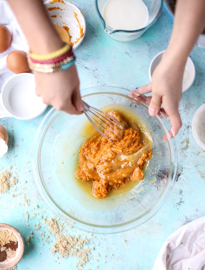 pumpkin chai crumble muffins I howsweeteats.com