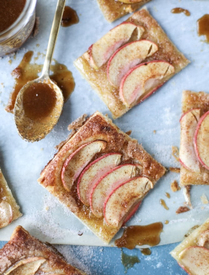 cinnamon sugar apple pie puff pastry I howsweeteats.com 