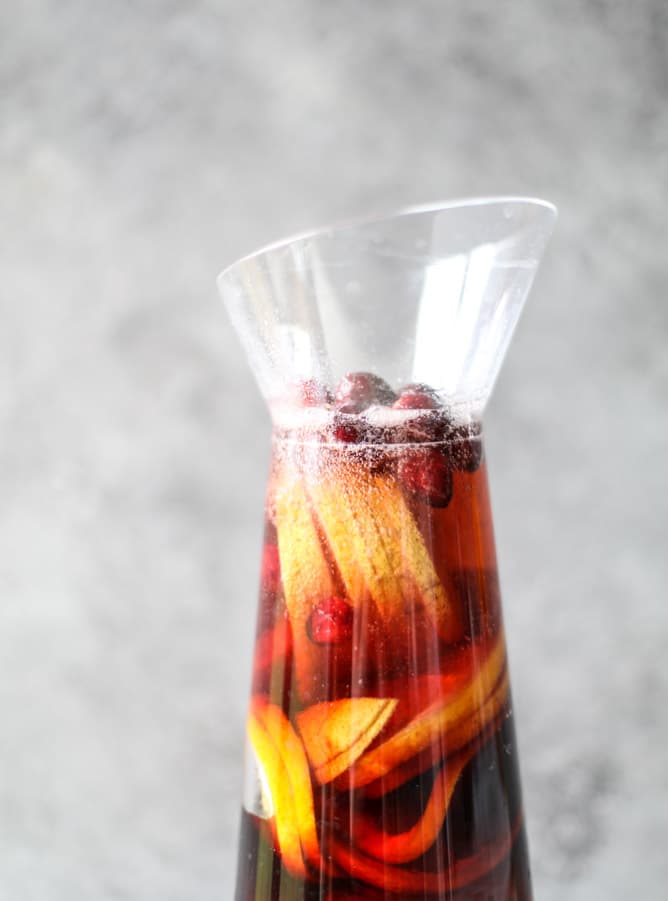 cranberry chai sangria I howsweeteats.com 