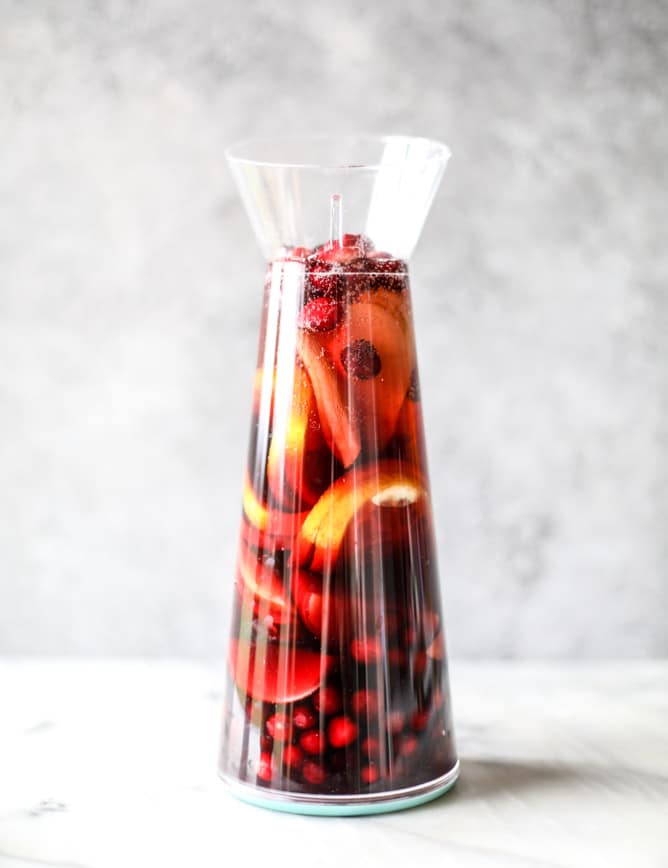 cranberry chai sangria I howsweeteats.com 