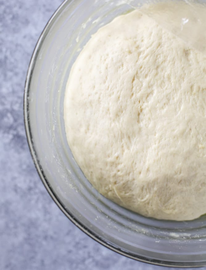 garlic butter pull apart rolls I howsweeteats.com 