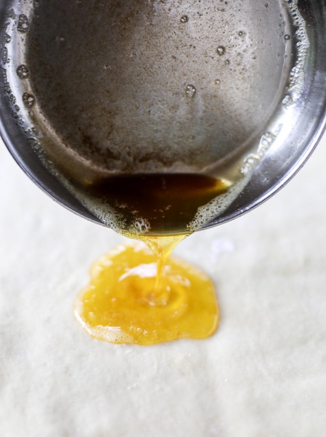 garlic butter pull apart rolls I howsweeteats.com 