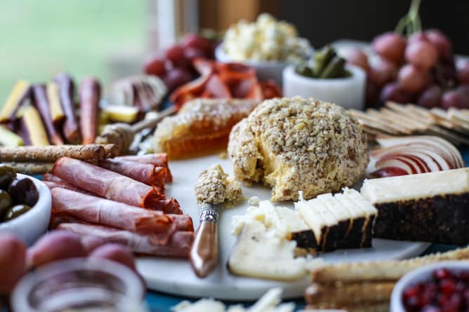 butternut squash cheeseball and a thanksgiving cheese board I howsweeteats.com 