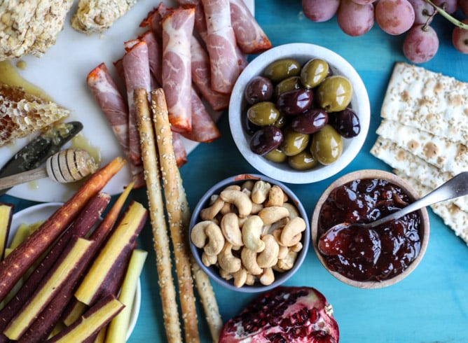 butternut squash cheeseball and a thanksgiving cheese board I howsweeteats.com 