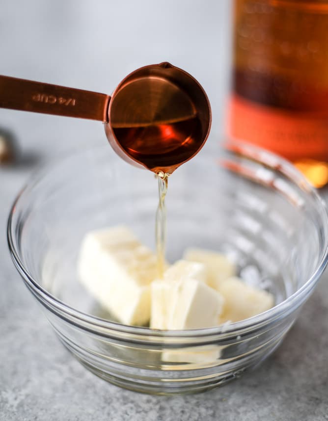 smoky vanilla bourbon pretzels I howsweeteats.com 