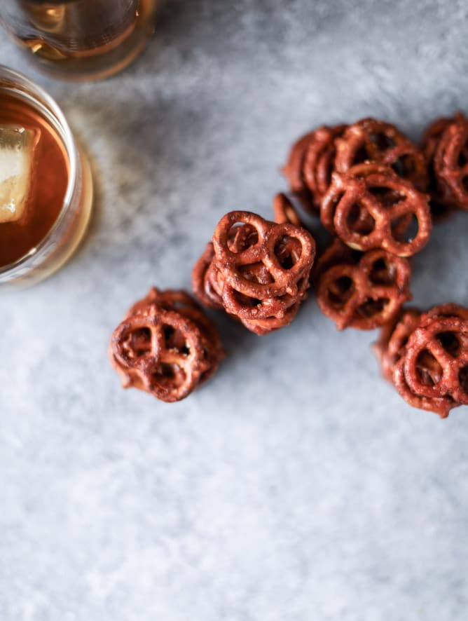 smoky vanilla bourbon pretzels I howsweeteats.com 