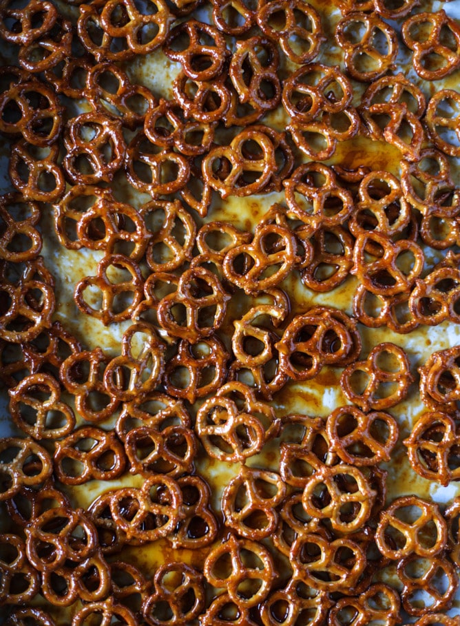 smoky vanilla bourbon pretzels I howsweeteats.com 