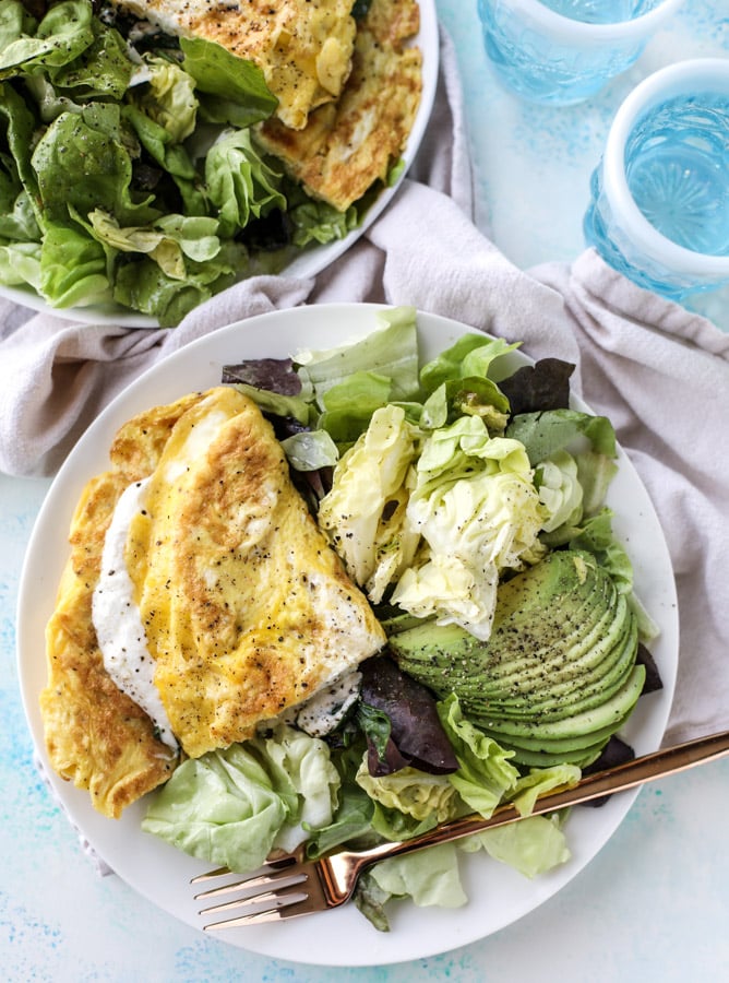 15 minute Spinach Burrata Omelet with Avocado Salad I howsweeteats.com 