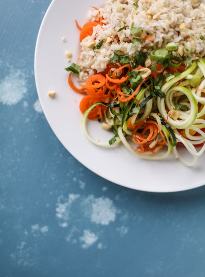 thai beef bowls I howsweeteats.com 